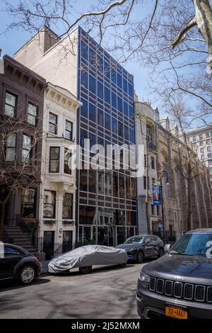 Frühes Philip Johnson-Gebäude aus dem Jahr 1959, Upper East Side, ehemals Asia Society, beherbergt heute die Russell Sage Foundation. New York, NY, USA. Stockfoto