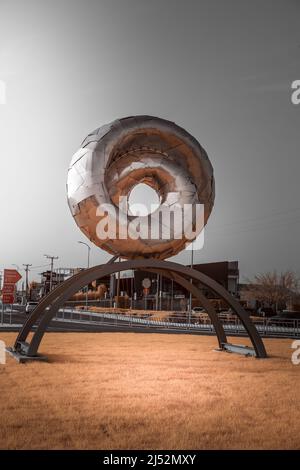 Infrarot-Szene einer modernen Skulptur auf einem Kreisverkehr.Stadt Larisa , Griechenland Stockfoto