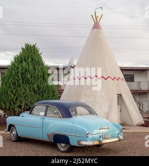 Alte Autos stehen auf dem Gelände des Wigwam Village Motel #6, Holbrook, AZ. Stockfoto