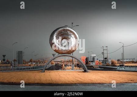 Infrarot-Szene einer modernen Skulptur auf einem Kreisverkehr in der Stadt Larisa , Griechenland Stockfoto