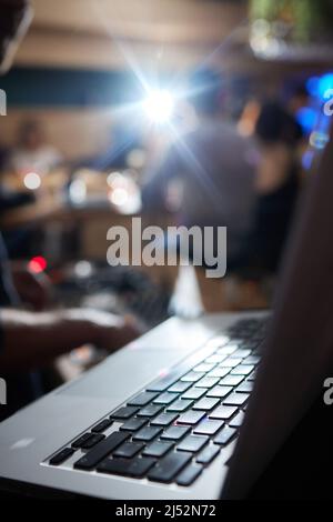 Schneiden Sie der DJ-Decks und Laptop-Computer Stockfoto