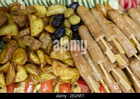 Snack-Käsespezialitäten: parmesan, Dorlu, Camembert, Cheddar, Käsesticks für Wodka-Bierwein Stockfoto