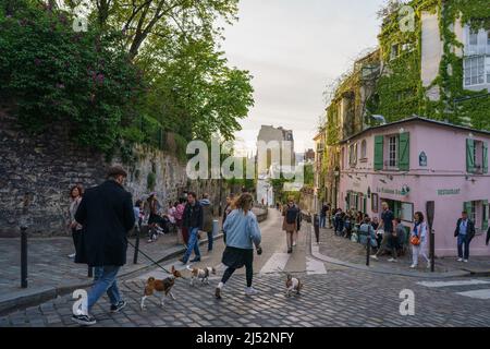 Paris, Frankreich. 14. April 2022. Touristen auf der Rue de l'Abreuvoir im Viertel Grandes-CarriÃ¨res des Pariser Arrondissements 18. (Frankreich). Die Rue de l'Abreuvoir ist eine der schönsten, schönsten und malerischsten Straßen von Paris und eine der meistbesuchten Ecken von Paris. (Bild: © Atilano Garcia/SOPA Images via ZUMA Press Wire) Stockfoto