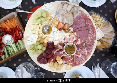 Snack-Käsespezialitäten: parmesan, Dorlu, Camembert, Cheddar, Käsesticks für Wodka, Bier, Wein Stockfoto