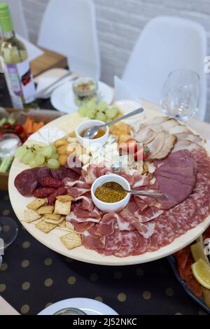 Snack-Käsespezialitäten: parmesan, Dorlu, Camembert, Cheddar, Käsesticks für Wodka, Bier, Wein Stockfoto