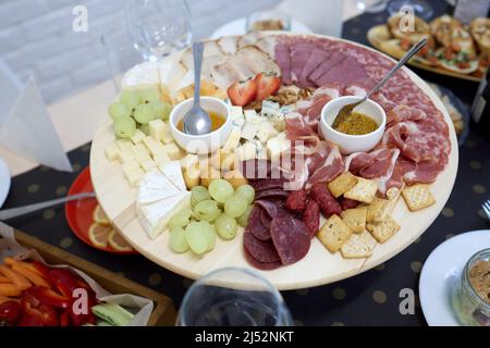 Snack-Käsespezialitäten: parmesan, Dorlu, Camembert, Cheddar, Käsesticks für Wodka, Bier, Wein Stockfoto