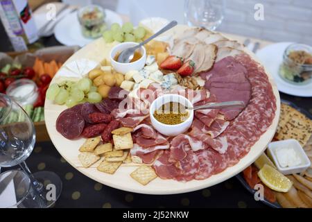 Snack-Käsespezialitäten: parmesan, Dorlu, Camembert, Cheddar, Käsesticks für Wodka, Bier, Wein Stockfoto