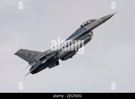 F-16cm Kampfflugzeug der Jagdgeschwader 510., bekannt als die „Bussards“ aus Aviano, Italien, wird zur Ausbildung bei RAF Lakenheath eingesetzt Stockfoto