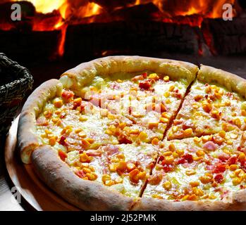 Pizza im Holzofen gebacken, catupiry Stockfoto