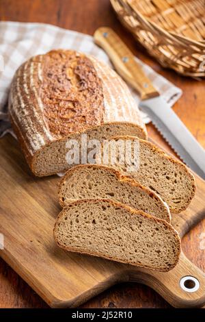 Geschnittenes Brot auf einem Schneidebrett. Stockfoto