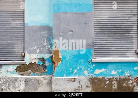 Fragment eines alten Schälens rissige rostige Metall blau und grau Wand einer alten Scheune. Hintergrundbild Stockfoto