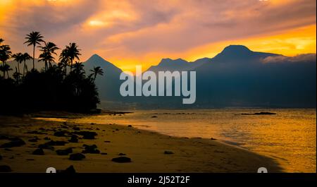 Silhouette von Bergen und Strandlandschaft bei Sonnenuntergang, Maui, Hawaii, USA Stockfoto