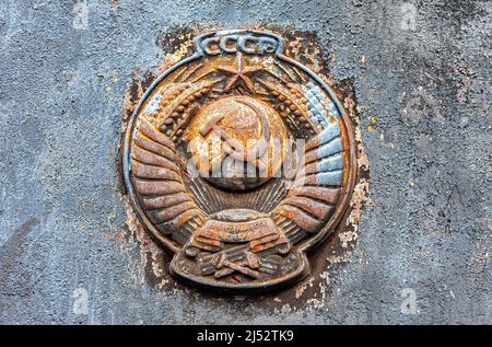 Altes rostliches Wappen des ehemaligen Staates der UdSSR aus nächster Nähe Stockfoto