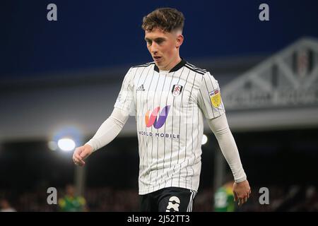 London, Großbritannien. 19. April 2022. Harry Wilson von Fulham schaut auf. EFL Skybet Championship Match, Fulham gegen Preston North End im Craven Cottage in London am Dienstag, 19.. April 2022. Dieses Bild darf nur für redaktionelle Zwecke verwendet werden. Nur zur redaktionellen Verwendung, Lizenz für kommerzielle Nutzung erforderlich. Keine Verwendung bei Wetten, Spielen oder Veröffentlichungen in einem Club/einer Liga/einem Spieler. PIC von Steffan Bowen/Andrew Orchard Sports Photography/Alamy Live News Credit: Andrew Orchard Sports Photography/Alamy Live News Stockfoto