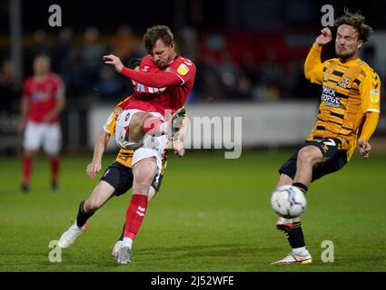 Alex Gilbey von Charlton Athletic hat im Abbey Stadium, Cambridge, einen Torversuch während des Spiels der Sky Bet League One unternommen. Bilddatum: Dienstag, 19. April 2022. Stockfoto