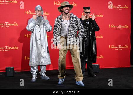 Benito Antonio Martínez Ocasio, der lateinamerikanische Singer-Songwriter und Produzent, besser bekannt als 'Bad Bunny', enthüllt seine neuen zwei Wachsfiguren bei Madame Tussauds Stockfoto