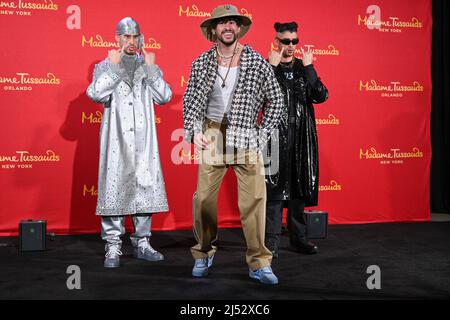 Benito Antonio Martínez Ocasio, der lateinamerikanische Singer-Songwriter und Produzent, besser bekannt als 'Bad Bunny', enthüllt seine neuen zwei Wachsfiguren bei Madame Tussauds Stockfoto