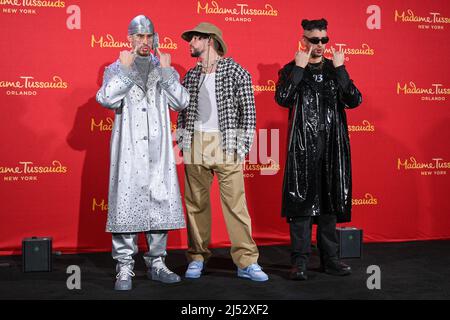 Benito Antonio Martínez Ocasio, der lateinamerikanische Singer-Songwriter und Produzent, besser bekannt als 'Bad Bunny', enthüllt seine neuen zwei Wachsfiguren bei Madame Tussauds Stockfoto