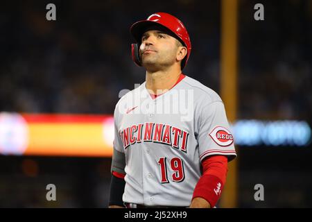 Cincinnati Reds erster Baseman Joey Votto (19) während eines MLB Baseballspiels gegen die Los Angeles Dodgers am Samstag, den 16. April 2022, in Los Angeles. Die Dodgers besiegten die Roten mit 5:2. (Kevin Terrell/Image of Sport) Stockfoto