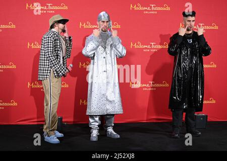 Benito Antonio Martínez Ocasio, der lateinamerikanische Singer-Songwriter und Produzent, besser bekannt als 'Bad Bunny', enthüllt seine neuen zwei Wachsfiguren bei Madame Tussauds Stockfoto