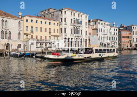 Passagiere auf Vaporetto tragen alle Gesichtsmasken auf dem Canal Grande in Venedig Italien Stockfoto