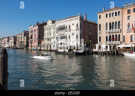 Das private Wassertaxi fährt am Ca Doro auf dem Canal Grande in Venedig Italien vorbei Stockfoto