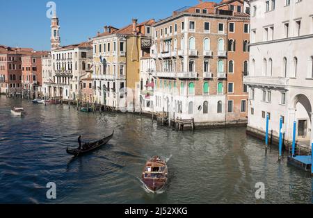 Blick auf den Canale Grande oder die Rialtobrücke Venedig Italien Stockfoto