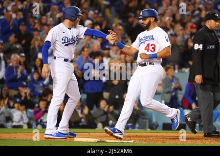 Los Angeles Dodgers Edwin Rios (43) wird vom ersten Baseman Freddie Freeman (5) gratuliert, als er während eines MLB Baseballspiels gegen die Cincinnati Reds am Samstag, den 16. April 2022, in Los Angeles erzielte. Die Dodgers besiegten die Roten mit 5:2. (Kevin Terrell/Image of Sport) Stockfoto