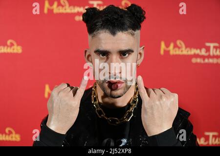 Benito Antonio Martínez Ocasio, der lateinamerikanische Singer-Songwriter und Produzent, besser bekannt als 'Bad Bunny', enthüllt seine neuen zwei Wachsfiguren bei Madame Tussauds Stockfoto