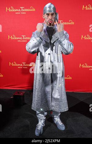 Benito Antonio Martínez Ocasio, der lateinamerikanische Singer-Songwriter und Produzent, besser bekannt als 'Bad Bunny', enthüllt seine neuen zwei Wachsfiguren bei Madame Tussauds Stockfoto