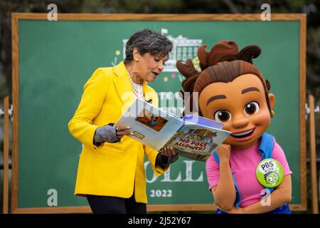 Washington, Vereinigte Staaten Von Amerika. 18. April 2022. Washington, Vereinigte Staaten von Amerika. 18. April 2022. PBS KIDS Series Creator, Kinderbuchautorin und ehemalige Sesamstraße-Figur, Sonia Manzano, links, liest aus ihrem Buch beim jährlichen Ostereierrollen auf dem South Lawn des Weißen Hauses, 18. April 2022 in Washington, DC die jährliche Veranstaltung kehrte nach einer zweijährigen Pause aufgrund der Pandemie ins Weiße Haus zurück. Bild: Adam Schultz/White House Photo/Alamy Live News Stockfoto