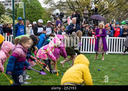 Washington, Vereinigte Staaten Von Amerika. 19. April 2022. Washington, Vereinigte Staaten von Amerika. 19. April 2022. US-Präsident Joe Biden und First Lady Jill Biden beobachten den Beginn des jährlichen Ostereierrolls auf dem South Lawn des Weißen Hauses am 18. April 2022 in Washington, DC die jährliche Veranstaltung kehrte nach einer zweijährigen Pause aufgrund der Pandemie ins Weiße Haus zurück. Bild: Adam Schultz/White House Photo/Alamy Live News Stockfoto