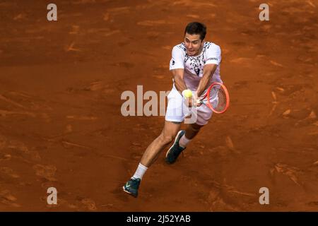 Barcelona, Spanien. 19. April 2022. EGOR GERASIMOV (BLR) gibt den Ball an Cameron Norrie (GBR) in Runde 2 der 'Barcelona Open Banc Sabadell' 2022 zurück. Quelle: Matthias Oesterle/Alamy Live News Stockfoto