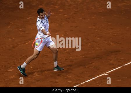 Barcelona, Spanien. 19. April 2022. EGOR GERASIMOV (BLR) gibt den Ball an Cameron Norrie (GBR) in Runde 2 der 'Barcelona Open Banc Sabadell' 2022 zurück. Quelle: Matthias Oesterle/Alamy Live News Stockfoto