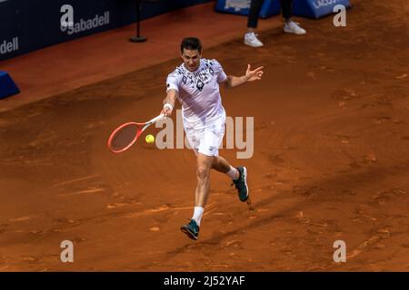 Barcelona, Spanien. 19. April 2022. EGOR GERASIMOV (BLR) gibt den Ball an Cameron Norrie (GBR) in Runde 2 der 'Barcelona Open Banc Sabadell' 2022 zurück. Quelle: Matthias Oesterle/Alamy Live News Stockfoto