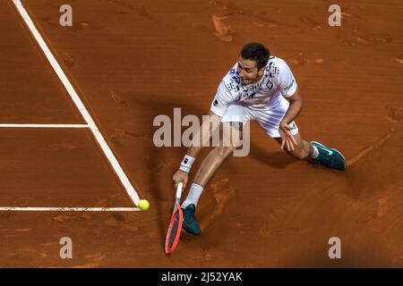 Barcelona, Spanien. 19. April 2022. EGOR GERASIMOV (BLR) gibt den Ball an Cameron Norrie (GBR) in Runde 2 der 'Barcelona Open Banc Sabadell' 2022 zurück. Quelle: Matthias Oesterle/Alamy Live News Stockfoto