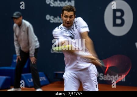Barcelona, Spanien. 19. April 2022. EGOR GERASIMOV (BLR) gibt den Ball an Cameron Norrie (GBR) in Runde 2 der 'Barcelona Open Banc Sabadell' 2022 zurück. Quelle: Matthias Oesterle/Alamy Live News Stockfoto