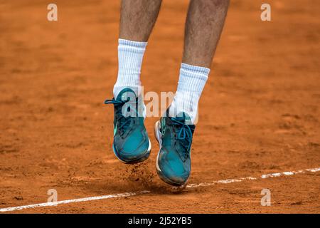 Barcelona, Spanien. 19. April 2022. EGOR GERASIMOV (BLR) ist gegen Cameron Norrie (GBR) in der Runde 2 der 'Barcelona Open Banc Sabadell' 2022 im Dienst. Quelle: Matthias Oesterle/Alamy Live News Stockfoto