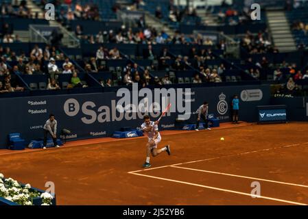 Barcelona, Spanien. 19. April 2022. EGOR GERASIMOV (BLR) gibt den Ball an Cameron Norrie (GBR) in Runde 2 der 'Barcelona Open Banc Sabadell' 2022 zurück. Quelle: Matthias Oesterle/Alamy Live News Stockfoto