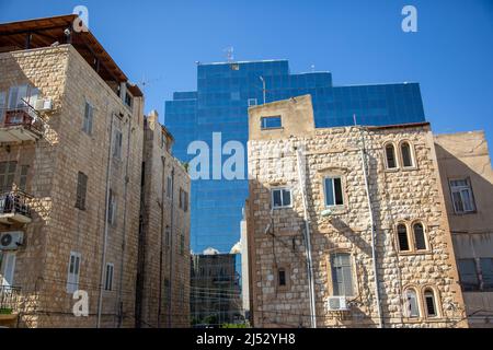 Haifa ist die drittgrößte Stadt in Israel Old versus New Downtown Haifa Stockfoto