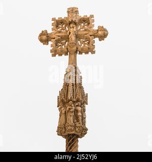 Isoliertes Objekt - Kreuz mittelalterliche Skulptur in Montblanc, Spanien - quadratische Fotografie, weißer Hintergrund Stockfoto