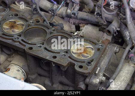 Der Kolbenzylinder des Motors wird demontiert. Reparatur des Automotors, Austausch von Ersatzteilen Stockfoto