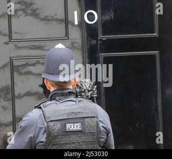 London, Großbritannien. 19. Apr, 2022. Ein Polizist kommt in die Downing Street 10 London. Kredit: Ian Davidson/Alamy Live Nachrichten Stockfoto