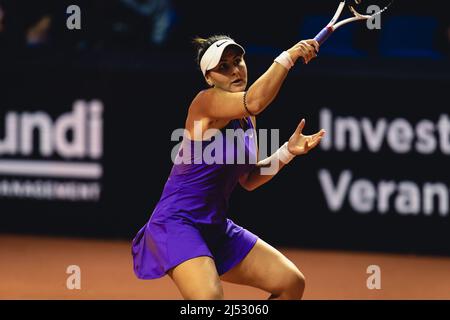 Stuttgart, Deutschland. 19. April 2022. Bianca Andreescu aus Kanada kehrt während ihres 1. Round-Singles-Spiels des Porsche Tennis Grand Prix 2022 gegen den Deutschen Jule Niemeier in der Porsche Arena in Stuttgart zurück Dan O' Connor/SPP Quelle: SPP Sport Pressefoto. /Alamy Live News Stockfoto