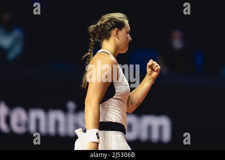 Stuttgart, Deutschland. 19.. April 2022. Während ihres 1. Round-Singles-Spiels des Porsche Tennis Grand Prix von 2022 in der Porsche Arena in Stuttgart, Deutschland Dan O' Connor/SPP Credit: SPP Sport Press Photo. /Alamy Live News Stockfoto