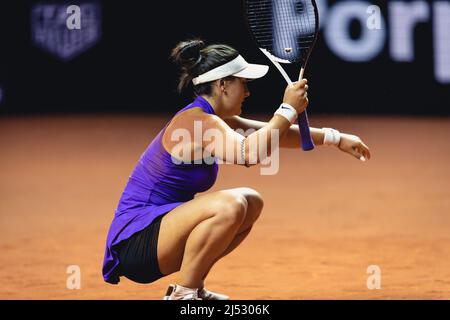Stuttgart, Deutschland. 19. April 2022. Bianca Andreescu aus Kanada in Aktion während ihres 1. Round-Singles-Spiels des Porsche Tennis Grand Prix 2022 gegen den Deutschen Jule Niemeier in der Porsche Arena in Stuttgart Dan O' Connor/SPP Credit: SPP Sport Press Photo. /Alamy Live News Stockfoto