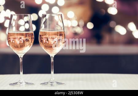 Zwei Weingläser in einem Restaurant-Ambiente. Stockfoto