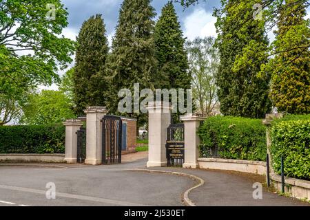 Gates of Redditch Crematorium & Abbey Cemetery, Worcestershire. Stockfoto