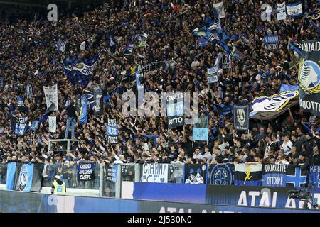 Bergamo, Italien. 18. April 2022. Atalanta BC Anhänger während Atalanta BC gegen Hellas Verona FC, italienische Fußballserie A Spiel in Bergamo, Italien, April 18 2022 Quelle: Independent Photo Agency/Alamy Live News Stockfoto