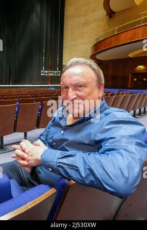 Der ehemalige Fußballmanager Neil Warnock begibt sich auf eine Einzelmannshow, um seine vielen Geschichten zu erzählen, nachdem er sich im Alter von 73 Jahren aus dem Spiel zurückzog Stockfoto